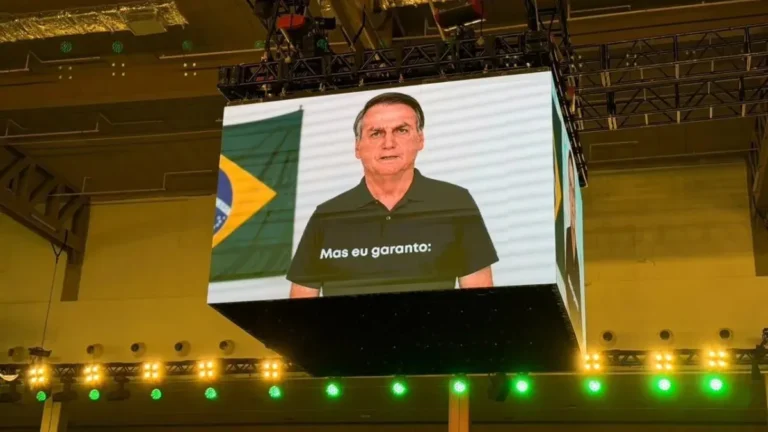 Flávio defende uso de IA com Bolsonaro e nega engano