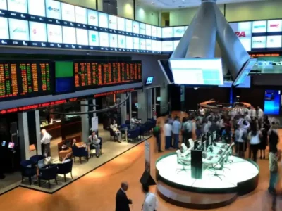 Bolsa abre com atraso e Ibovespa sobe; dólar avança