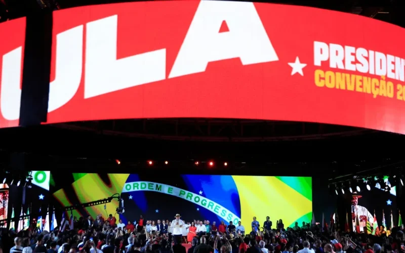 Moda política: criatividade marca convenção de Lula em SP