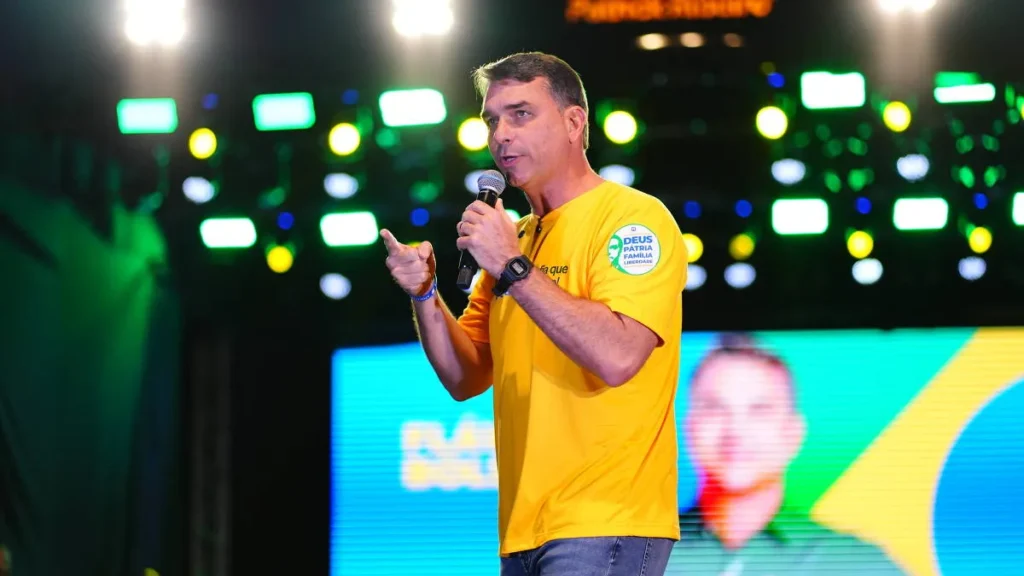 Flávio Bolsonaro diz que aceitará resultado das urnas e critica TSE de 2022
