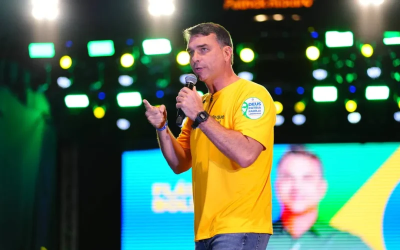 Flávio Bolsonaro diz que aceitará resultado das urnas e critica TSE de 2022
