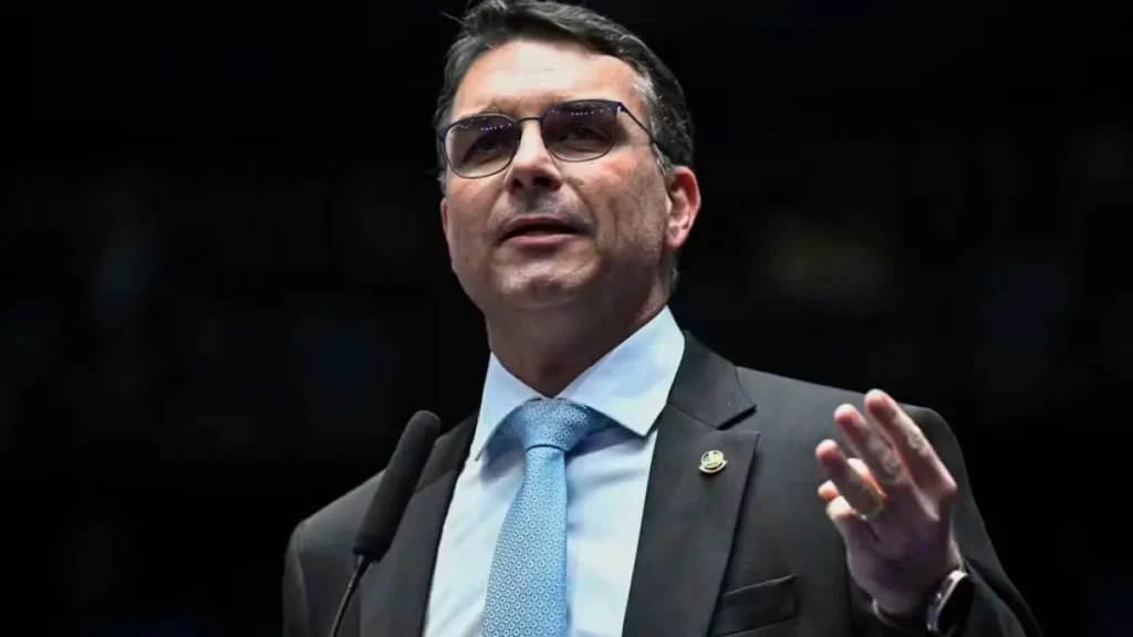 Flávio Bolsonaro diz sofrer 'guerra psicológica' na campanha