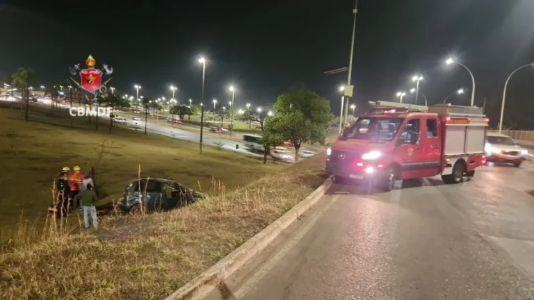 Carro capota na EPIA Sul e motorista é socorrido consciente