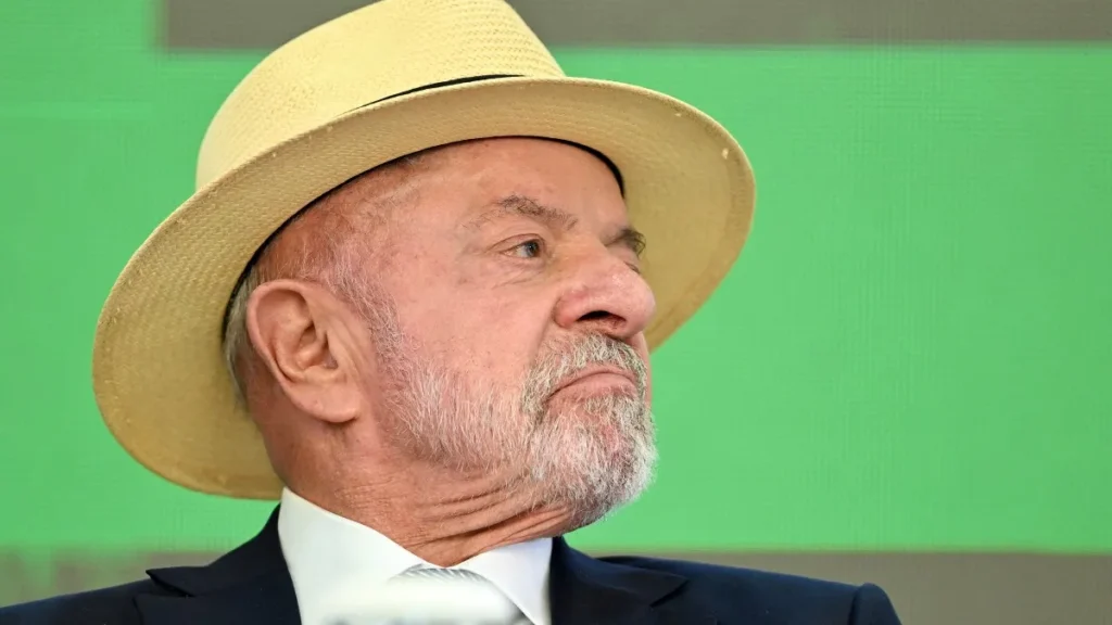 Lula usa chapéu pela 1ª vez em foto de urna para 2026