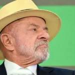 Lula usa chapéu pela 1ª vez em foto de urna para 2026